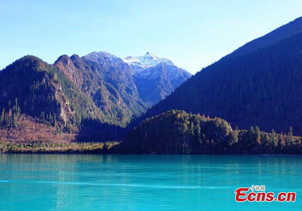 Early winter scenery of Basom Lake