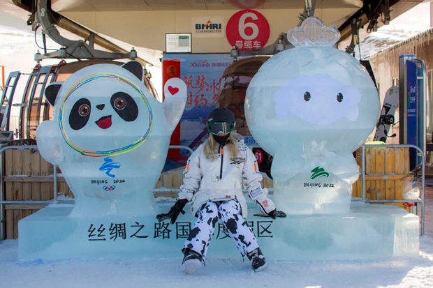 在丝绸之路国际度假区实现冰墩墩自由