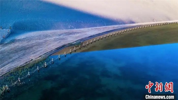 鸣沙山风光醉人 月牙泉碧波荡漾