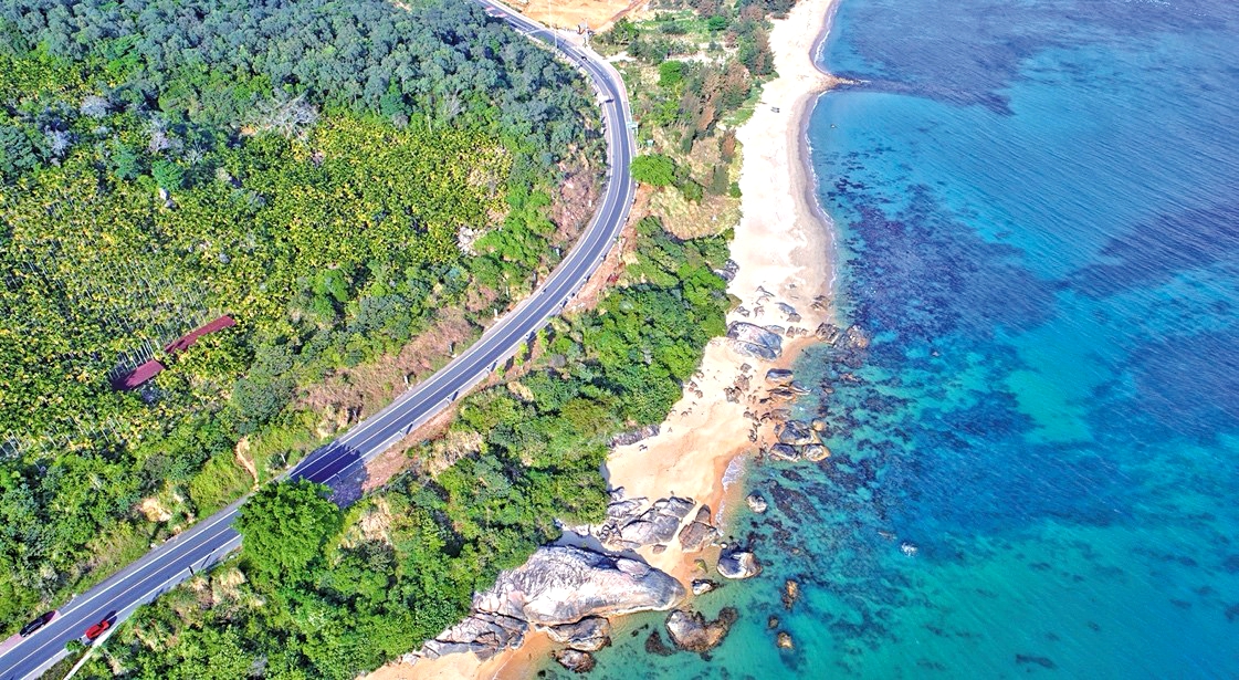 Enjoy stunning ocean views along coastal highway in Hainan