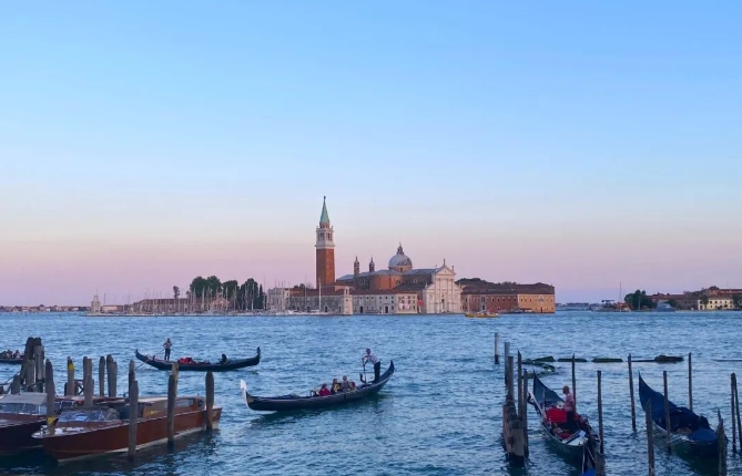 Venice, Italy, restricts tour groups to less than 25 people