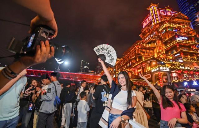 重庆加大力度实施“引客入渝”计划