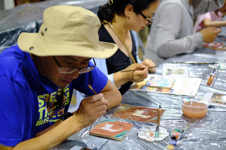 Craftsman village offers tourists hands-on experience in Dunhuang