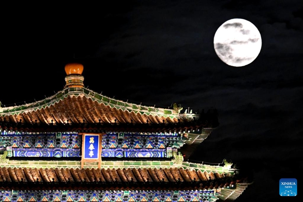Full moon admired across China during Mid-Autumn Festival