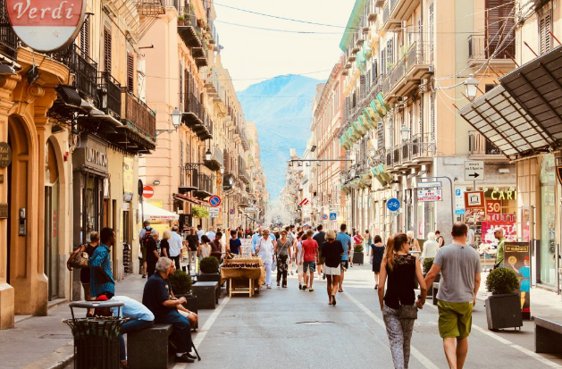 从“买买买”到“值不值” 中国出境消费体验与价值成新焦点