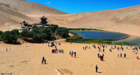 敦煌鸣沙山月牙泉景区秋季旅游热度不减