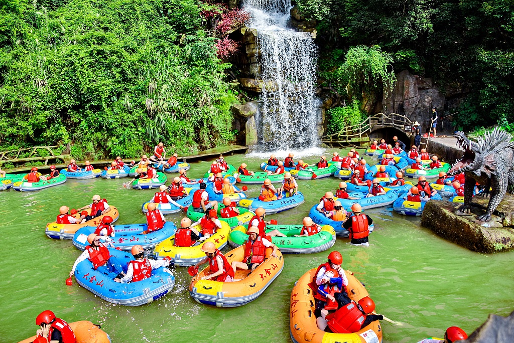 Tourists enjoy river drifting to beat summer heat