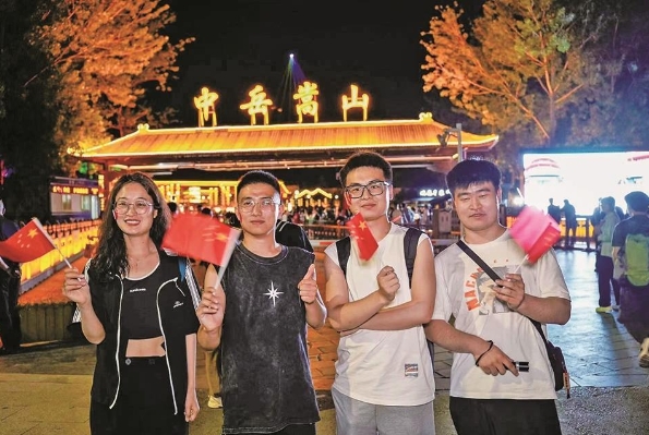 当年轻人“熬一个夜，爬一座山”