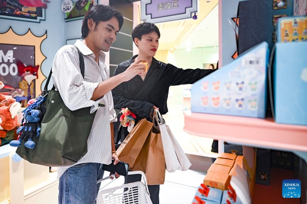 Inbound tourists indulged with shopping spree in Shanghai
