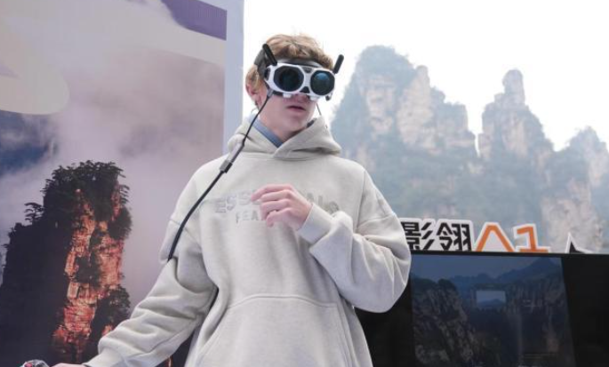 张家界推出全景无人机观光体验 科技赋能低空文旅新业态