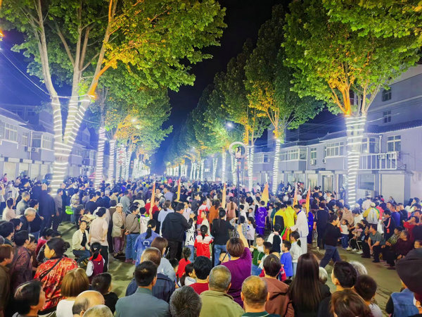 Food street packs in night visitors