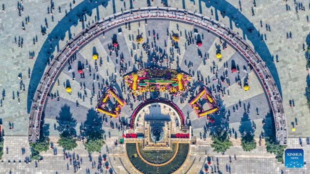 People spend leisure time during eight-day holiday in China