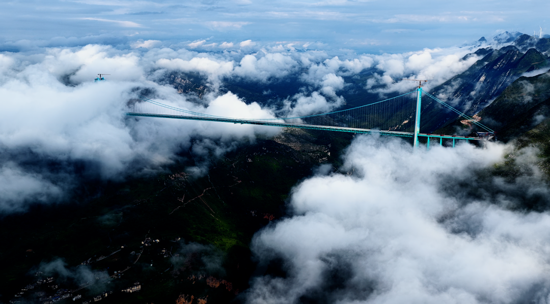 中国基建破局喀斯特：贵州用 100 万座桥梁，改写 “地无三尺平” 的命运