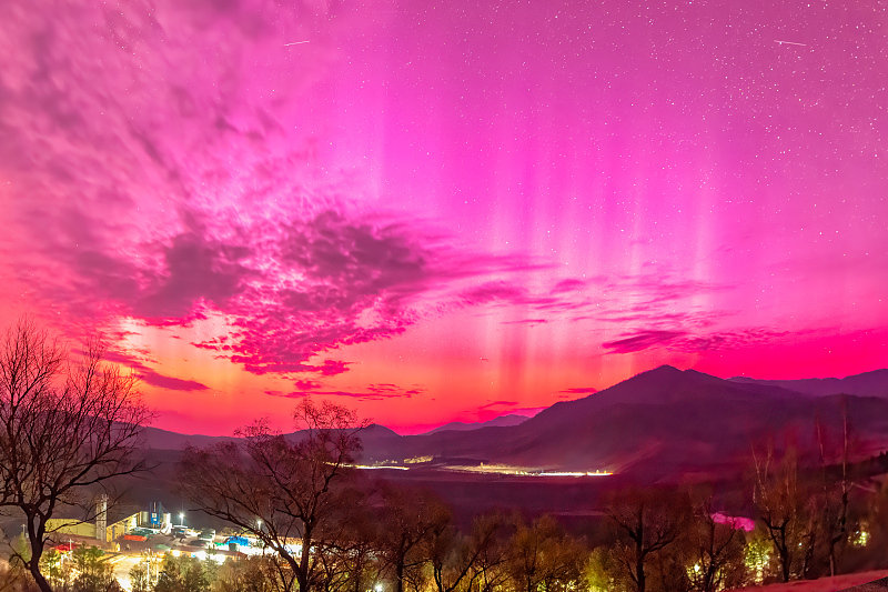 Stunning auroras offer surprise spectacular light show