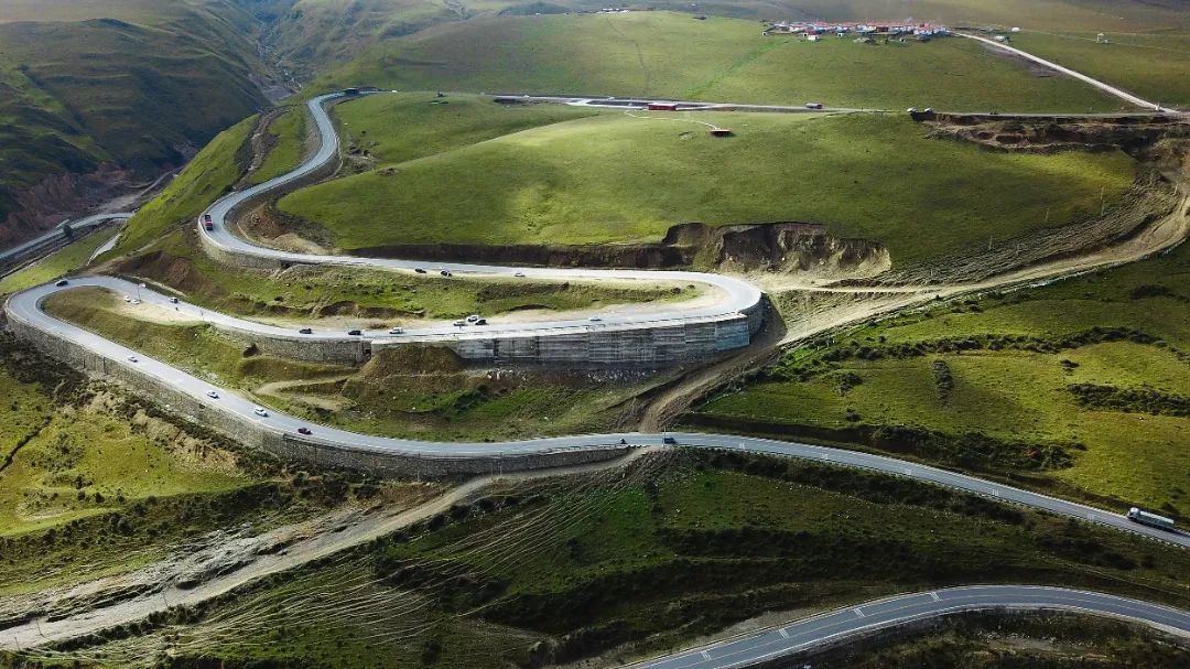 行驶在山路，胜却人间无数