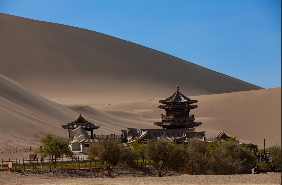 敦煌鸣沙山月牙泉景区秋季旅游热度不减
