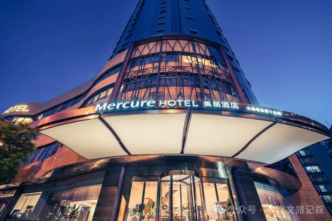 华住酒店在国内门店超过10000家，覆盖全国1290个城市，中端酒店将成为市场的主角。