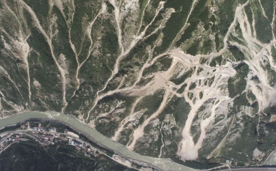 当山体“发怒”：看懂泥石流、滑坡、崩塌的求生密码