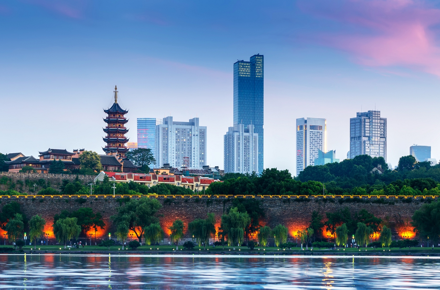 “苏超”连住游客带动江苏休闲玩乐夜间消费增43％