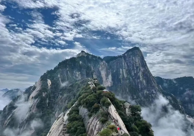 华山景区暑期游乘“热”而上，年客流量突破200万人次