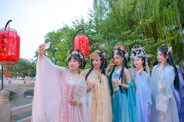 Hanfu culture draws tourists to C China