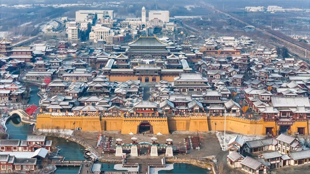 Snowfall turns Laoling city in E China