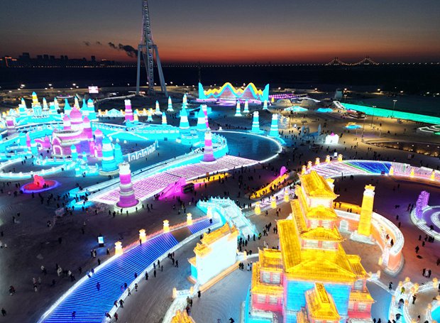 Harbin Ice and Snow World opens its doors to visitors