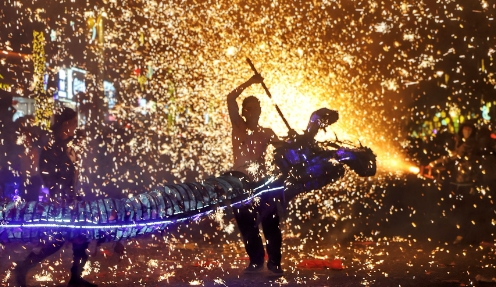 【玩转山地】贵州黔东南台江元宵舞龙嘘花好炸裂