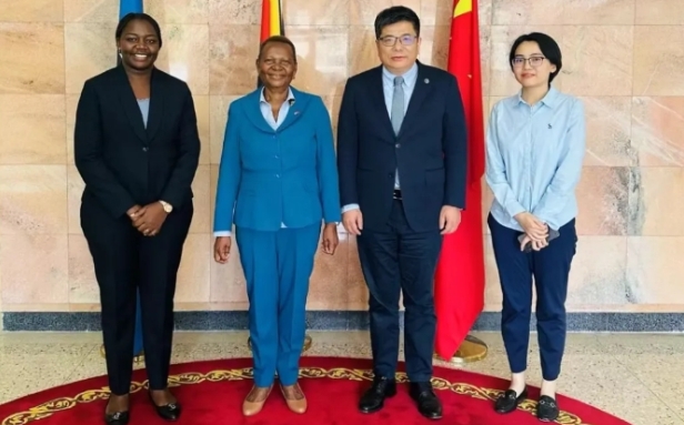 戴斌与乌干达驻华大使奥利弗·沃内卡进行工作会谈