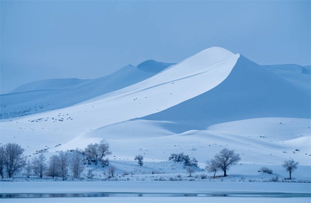 Snow creates winter wonderland in Taklimakan Desert, NW China