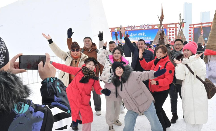 在中国的“冰城”，冰的收获为冬季旅游季节做好了准备