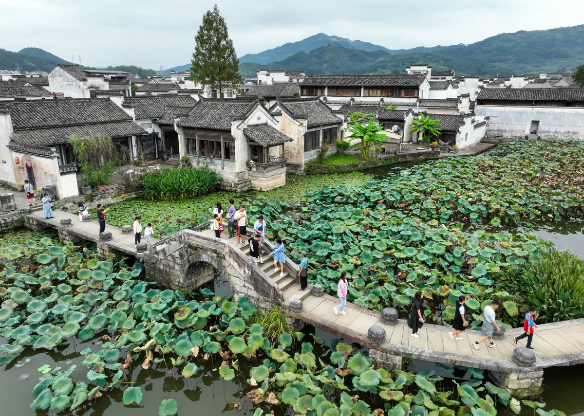 French traveler pursues idyllic life in China