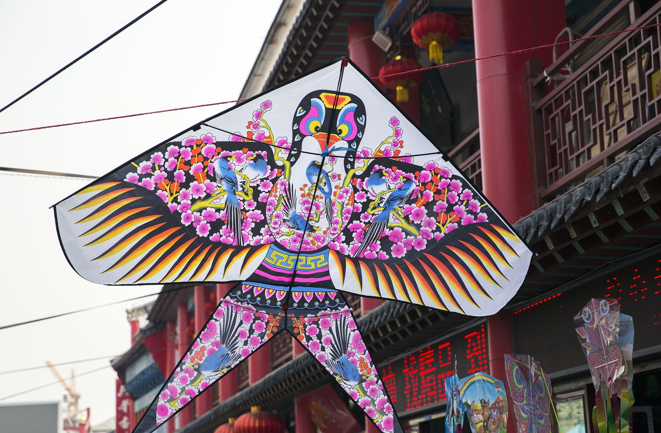 山东潍坊国际风筝会开幕 世界风筝云端“比武”