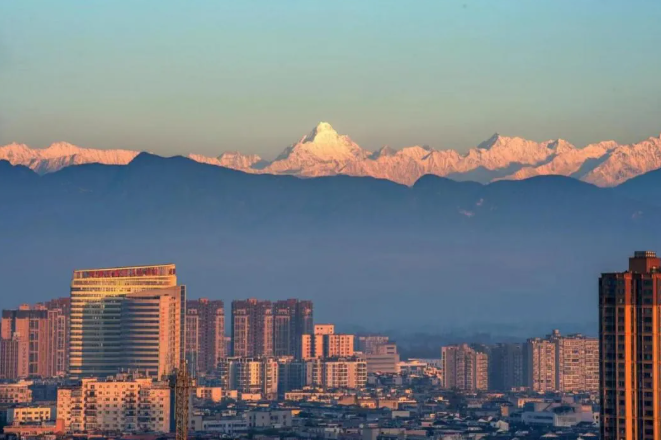 成都：雪山下的公园城市藏着“侠气”