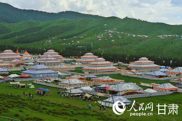 Beautiful grassland scenery attracts tourists in NW China