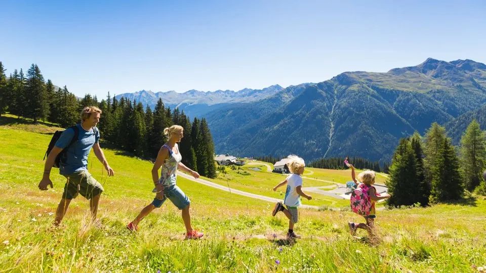 “户外经济”急速升温，规范化发展很重要