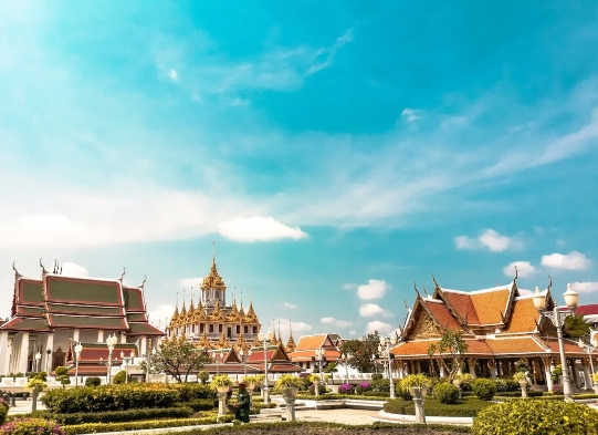 泰国：曼谷“璀璨湄南河”灯光秀吸引各国游客