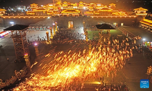 Tourist destinations across China see surge in visitors during National Day holiday