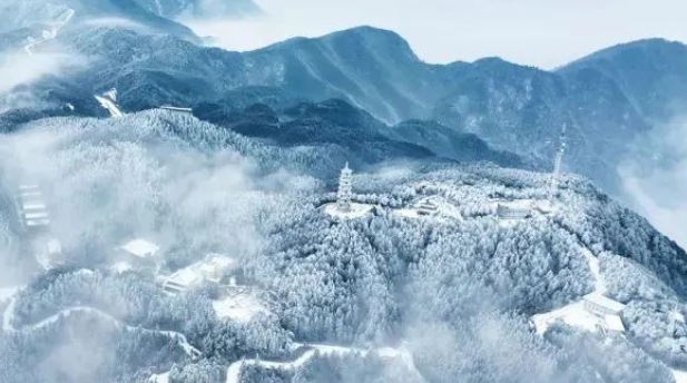 新雪初霁，明月山已美成仙境