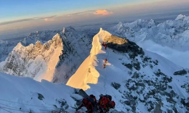 行业周报：国际旅游恢复疫前水平，2025初估全球游客增长3-5%；尼泊尔提高登珠峰许可费……